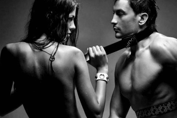 BDSM được hiểu theo nghĩa đơn giản đó chính là nô lệ và trừng phạt, thống trị và quy phục, bạo dâm cũng như là khổ dâm