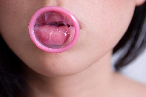 Cách dùng bao cao su bằng miệng khi quan hệ